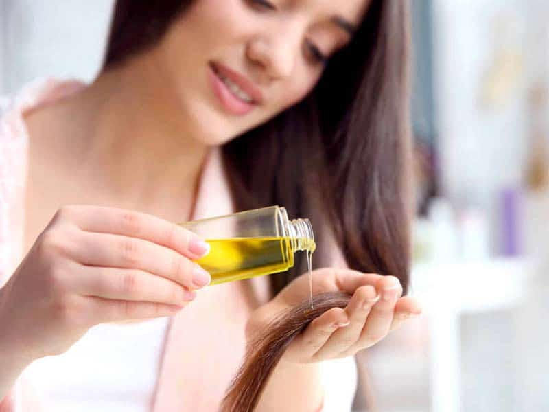 Castor Oil For Hair: How To Combat Your Hair Shedding? 