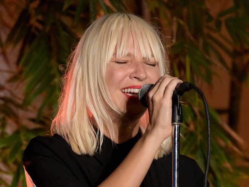How Is Sia Without Wig? Still Shines Like A Chandelier ...