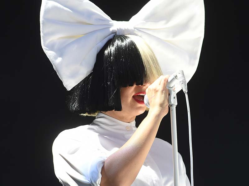 How Is Sia Without Wig? Still Shines Like A Chandelier