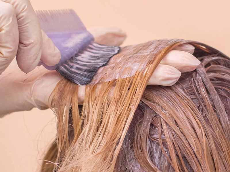 Si possono tingere i capelli bagnati? - La risposta è...